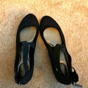 ✨Like New✨BANDOLINO well made flats. Criss-cross on top, zip up back.